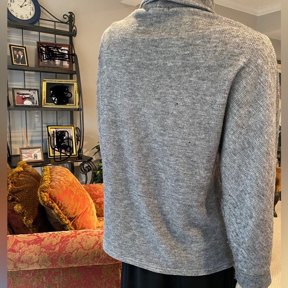 Fashionable Gray Sweater - Picture 4 of 12